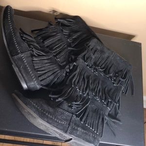 Minnetonka 3 Tier Fringe Boot